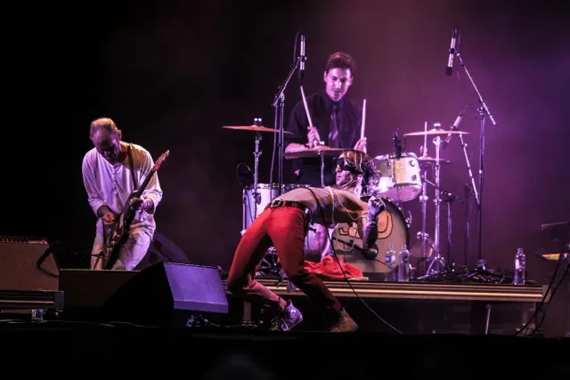 Band spelar på scen i lila ljus