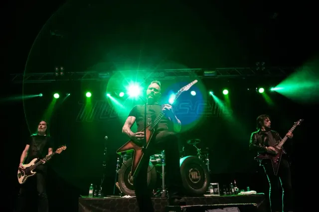 Band spelar på scen i grönt ljus