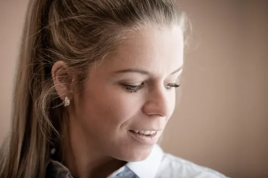 Närbild av kvinna som tittar nedåt