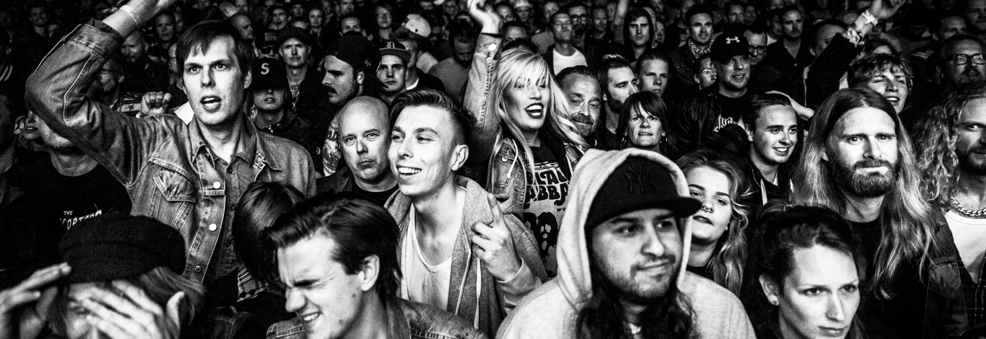 Publik i svartvitt sedd framifrån under en konsert