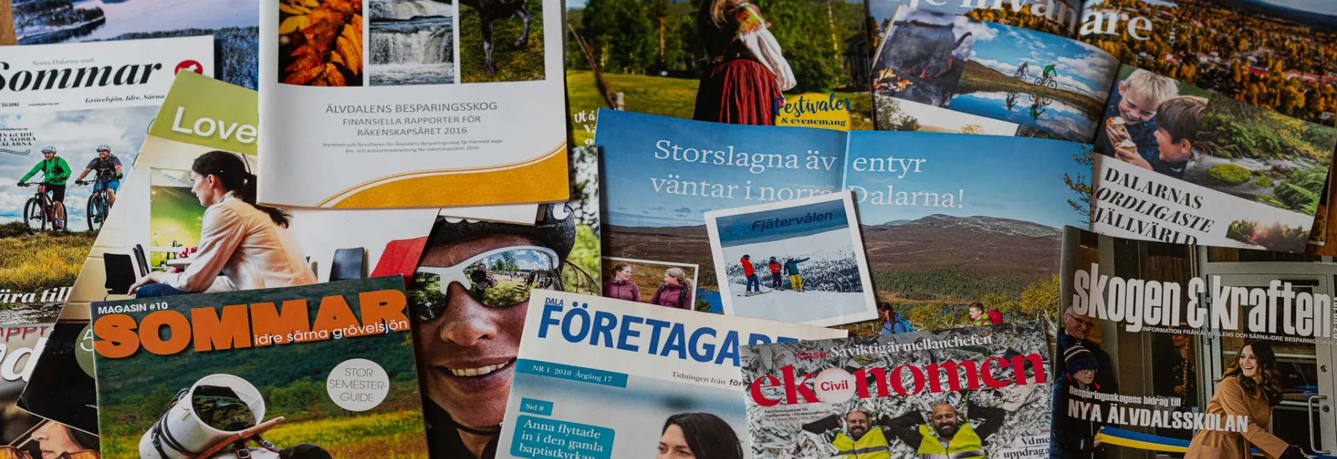 Collage av tidningar och broschyrer med bilder och text